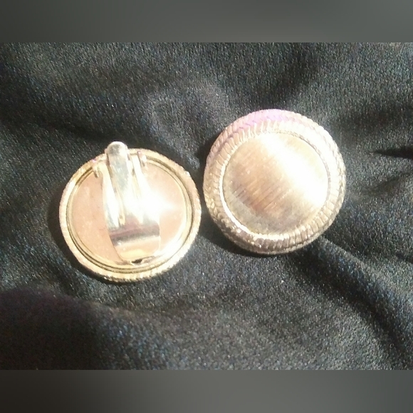 Vintage Silver Toned Round Textured Clip On Earrings - Picture 3 of 3